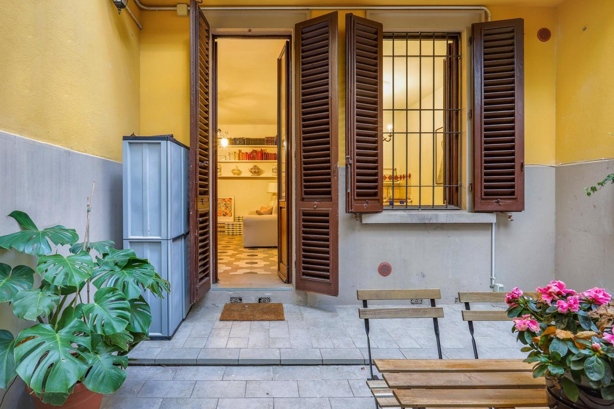 One-bedroom With Patio * Firenze